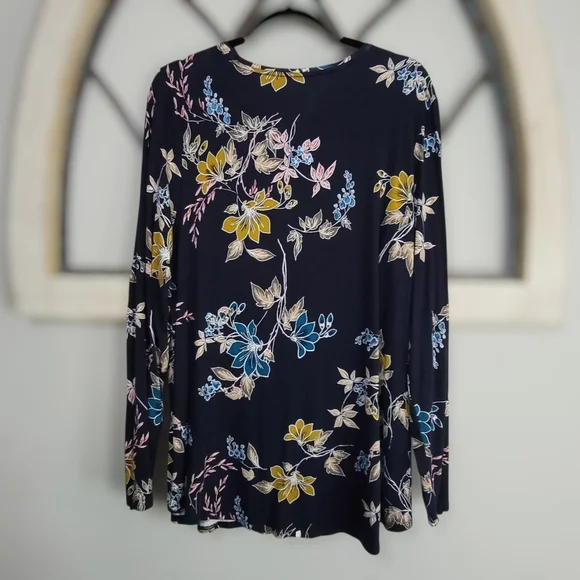 APT.9 women's Essential Crewneck Tee, Navy floral long sleeve, Sz XL - Picture 3 of 4